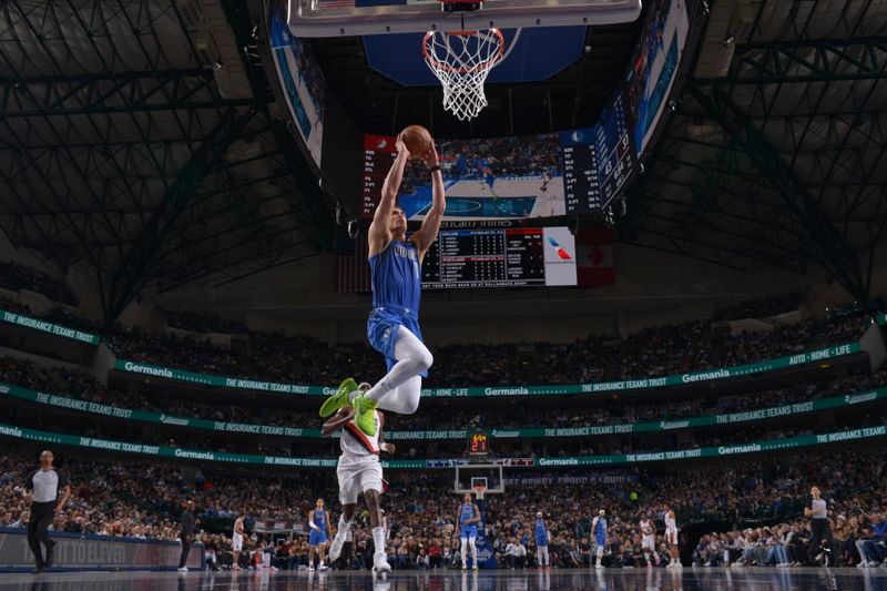 DALLAS, TX - JANUARY 5: Dwight Powell #7 of the Dallas Mavericks drives to the basket during the game against the Portland Trail Blazers on January 5, 2024 at the American Airlines Center in Dallas, Texas. NOTE TO USER: User expressly acknowledges and agrees that, by downloading and or using this photograph, User is consenting to the terms and conditions of the Getty Images License Agreement. Mandatory Copyright Notice: Copyright 2024 NBAE (Photo by Glenn James/NBAE via Getty Images)