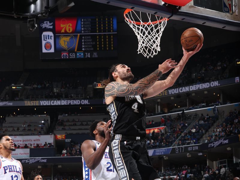 MEMPHIS, TN - DECEMBER 2: Steven Adams #4 of the Memphis Grizzlies drives to the basket under pressure from defender Joel Embiid #21 of the Philadelphia 76ers during the game on December 2, 2022 at FedExForum in Memphis, Tennessee. NOTE TO USER: User expressly acknowledges and agrees that, by downloading and or using this photograph, User is consenting to the terms and conditions of the Getty Images License Agreement. Mandatory Copyright Notice: Copyright 2022 NBAE (Photo by Joe Murphy/NBAE via Getty Images)