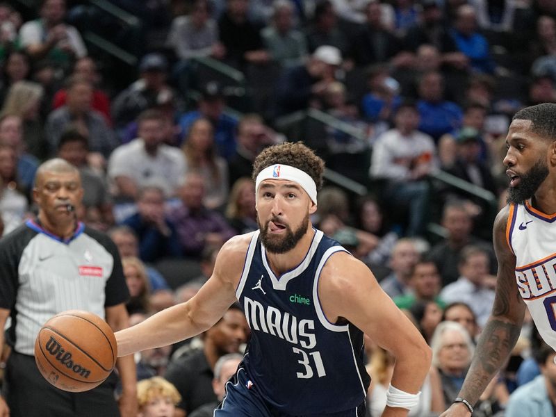 DALLAS, TX - NOVEMBER 8: Klay Thompson #31 of the Dallas Mavericks dribbles the ball during the game against the Phoenix Suns on November 6, 2024 at the American Airlines Center in Dallas, Texas. NOTE TO USER: User expressly acknowledges and agrees that, by downloading and or using this photograph, User is consenting to the terms and conditions of the Getty Images License Agreement. Mandatory Copyright Notice: Copyright 2024 NBAE (Photo by Glenn James/NBAE via Getty Images)