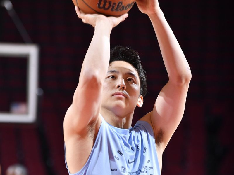 HOUSTON, TX - OCTOBER 25: Yuki Kawamura #17 of the Memphis Grizzlies warms up before the game against the Houston Rockets on October 25, 2024 at the Toyota Center in Houston, Texas. NOTE TO USER: User expressly acknowledges and agrees that, by downloading and or using this photograph, User is consenting to the terms and conditions of the Getty Images License Agreement. Mandatory Copyright Notice: Copyright 2024 NBAE (Photo by Logan Riely/NBAE via Getty Images)