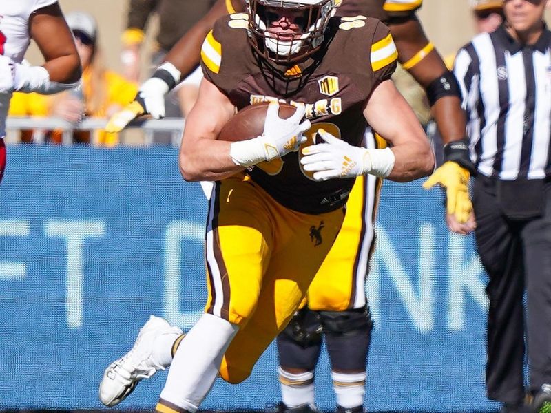 Oct 16, 2021; Laramie, Wyoming, USA; Wyoming Cowboys tight end Parker Christensen (80) makes a catch and runs against the Fresno State Bulldogs during the secondt quarter at Jonah Field at War Memorial Stadium. Mandatory Credit: Troy Babbitt-USA TODAY Sports