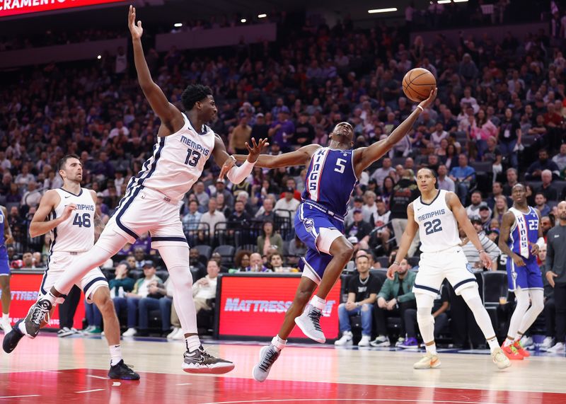 SACRAMENTO, CALIFORNIA - MARCH 18: De'Aaron Fox #5 of the Sacramento Kings goes to the basket against Jaren Jackson Jr. #13 of the Memphis Grizzlies in the third quarter at Golden 1 Center on March 18, 2024 in Sacramento, California. NOTE TO USER: User expressly acknowledges and agrees that, by downloading and or using this photograph, User is consenting to the terms and conditions of the Getty Images License Agreement. (Photo by Lachlan Cunningham/Getty Images)