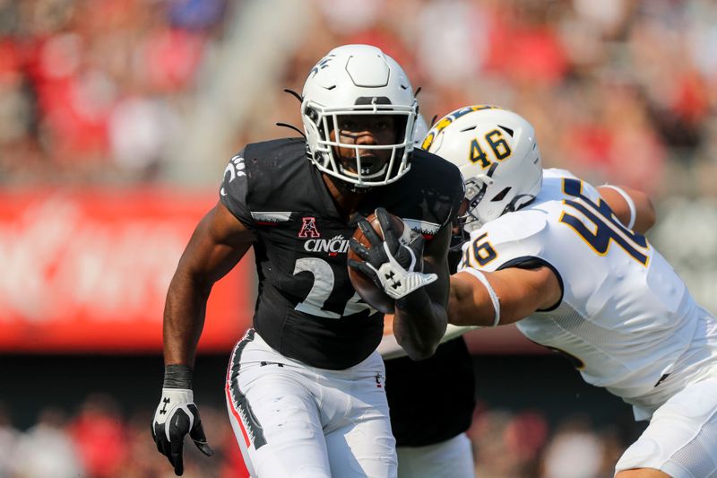 Sep 11, 2021; Cincinnati, Ohio, USA; Cincinnati Bearcats running back Jerome Ford (24) runs with the ball against the Murray State Racers in the first half at Nippert Stadium. Mandatory Credit: Katie Stratman-USA TODAY Sports