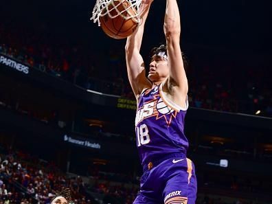 PHOENIX, AZ - NOVEMBER 2: Yuta Watanabe #18 of the Phoenix Suns dunks the ball during the game against the San Antonio Spurs on November 2, 2023 at Footprint Center in Phoenix, Arizona. NOTE TO USER: User expressly acknowledges and agrees that, by downloading and or using this photograph, user is consenting to the terms and conditions of the Getty Images License Agreement. Mandatory Copyright Notice: Copyright 2023 NBAE (Photo by Barry Gossage/NBAE via Getty Images)