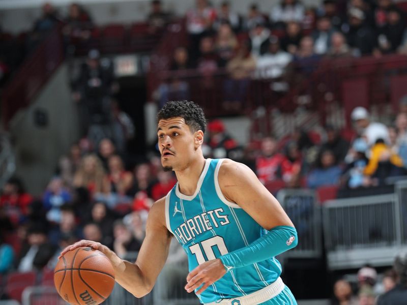 CHICAGO, IL - JANUARY 17: Josh Green #10 of the Charlotte Hornets dribbles the ball during the game against the Chicago Bulls on January 17, 2025 at United Center in Chicago, Illinois. NOTE TO USER: User expressly acknowledges and agrees that, by downloading and or using this photograph, User is consenting to the terms and conditions of the Getty Images License Agreement. Mandatory Copyright Notice: Copyright 2025 NBAE (Photo by Jeff Haynes/NBAE via Getty Images)