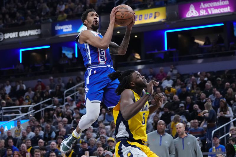 INDIANAPOLIS, INDIANA - FEBRUARY 02: Malik Monk #0 of the Sacramento Kings attempts a layup while being guarded by Jarace Walker #5 of the Indiana Pacers in the second quarter at Gainbridge Fieldhouse on February 02, 2024 in Indianapolis, Indiana. NOTE TO USER: User expressly acknowledges and agrees that, by downloading and or using this photograph, User is consenting to the terms and conditions of the Getty Images License Agreement. (Photo by Dylan Buell/Getty Images)