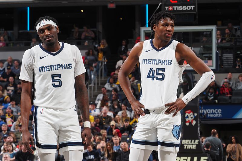 INDIANAPOLIS, IN - JANUARY 28: Vince Williams Jr. #5 of the Memphis Grizzlies and GG Jackson #45 of the Memphis Grizzlies look on during the game against the Indiana Pacers on January 28, 2024 at Gainbridge Fieldhouse in Indianapolis, Indiana. NOTE TO USER: User expressly acknowledges and agrees that, by downloading and or using this Photograph, user is consenting to the terms and conditions of the Getty Images License Agreement. Mandatory Copyright Notice: Copyright 2024 NBAE (Photo by Ron Hoskins/NBAE via Getty Images)