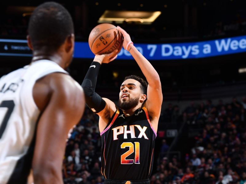 PHOENIX, AZ - DECEMBER 3: Tyus Jones #21 of the Phoenix Suns shoots the ball during the game against the San Antonio Spurs during a Emirates NBA Cup game on December 3, 2024 at Footprint Center in Phoenix, Arizona. NOTE TO USER: User expressly acknowledges and agrees that, by downloading and or using this photograph, user is consenting to the terms and conditions of the Getty Images License Agreement. Mandatory Copyright Notice: Copyright 2024 NBAE (Photo by Barry Gossage/NBAE via Getty Images)