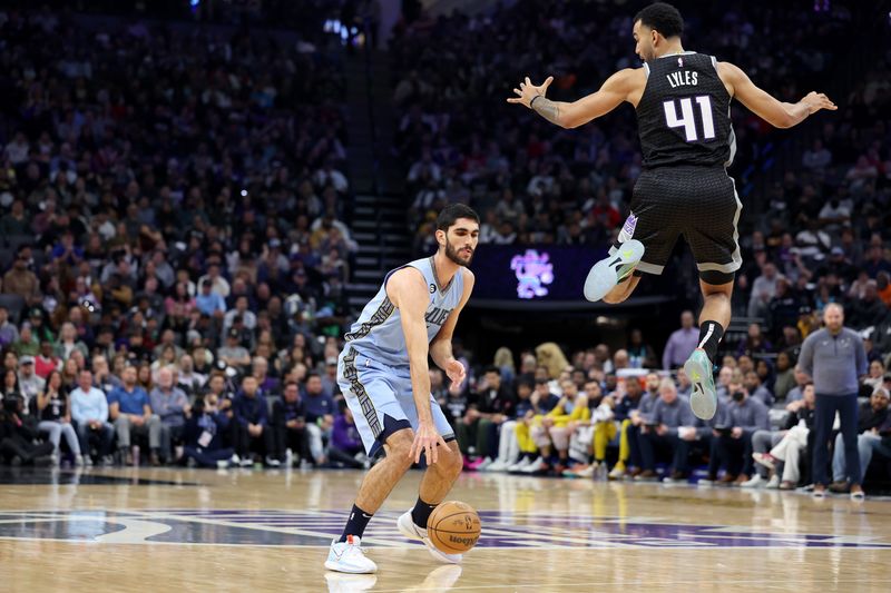 SACRAMENTO, CALIFORNIA - JANUARY 23: Santi Aldama #7 of the Memphis Grizzlies fakes out Trey Lyles #41 of the Sacramento Kings in the first quarter at Golden 1 Center on January 23, 2023 in Sacramento, California. NOTE TO USER: User expressly acknowledges and agrees that, by downloading and or using this photograph, User is consenting to the terms and conditions of the Getty Images License Agreement.  (Photo by Ezra Shaw/Getty Images)