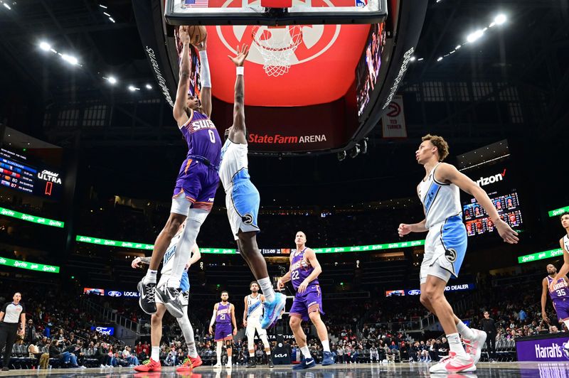 ATLANTA, GA - JANUARY 14: Ryan Dunn #0 of the Phoenix Suns dunks the ball during the game against the Atlanta Hawks on January 14, 2025 at State Farm Arena in Atlanta, Georgia.  NOTE TO USER: User expressly acknowledges and agrees that, by downloading and/or using this Photograph, user is consenting to the terms and conditions of the Getty Images License Agreement. Mandatory Copyright Notice: Copyright 2024 NBAE (Photo by Adam Hagy/NBAE via Getty Images)