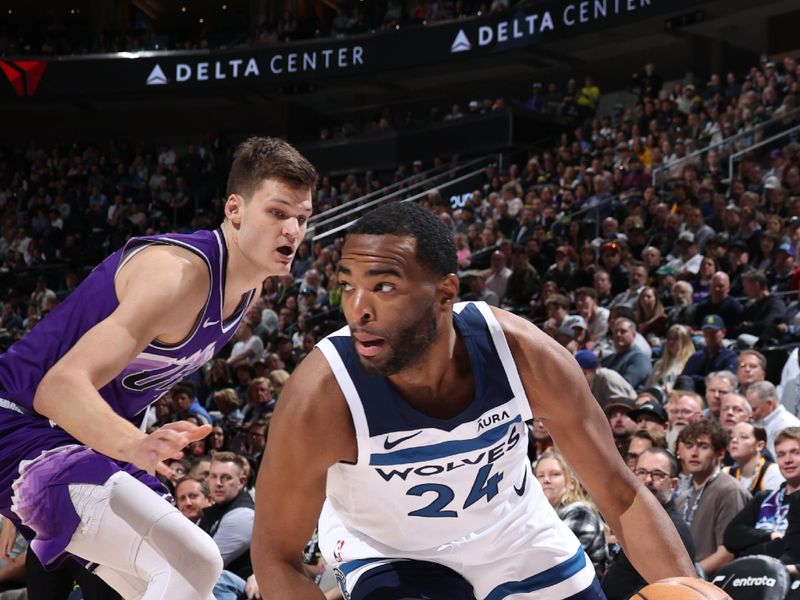 SALT LAKE CITY, UT - MARCH 18: TJ. Warren #21 of the Minnesota Timberwolves handles the ball during the game against the Utah Jazz on March 18, 2024 at Delta Center in Salt Lake City, Utah. NOTE TO USER: User expressly acknowledges and agrees that, by downloading and or using this Photograph, User is consenting to the terms and conditions of the Getty Images License Agreement. Mandatory Copyright Notice: Copyright 2024 NBAE (Photo by Melissa Majchrzak/NBAE via Getty Images)