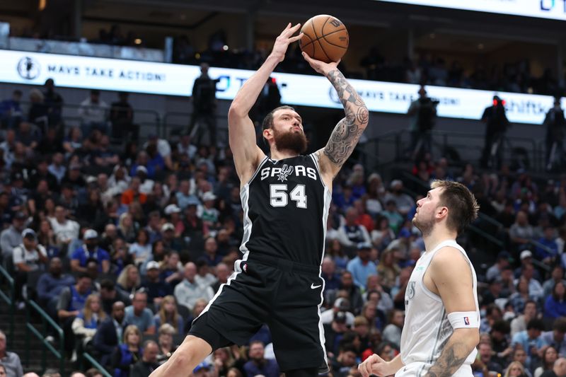 DALLAS, TX - NOVEMBER 16: Sandro Mamukelashvili #54 of the San Antonio Spurs shoots the ball during the game against the Dallas Mavericks on November 16, 2024 at American Airlines Center in Dallas, Texas. NOTE TO USER: User expressly acknowledges and agrees that, by downloading and or using this photograph, User is consenting to the terms and conditions of the Getty Images License Agreement. Mandatory Copyright Notice: Copyright 2024 NBAE (Photo by Tim Heitman/NBAE via Getty Images)