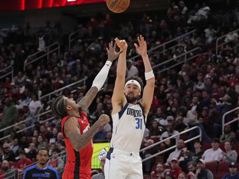 HOUSTON, TX - JANUARY 1:  Klay Thompson #31 of the Dallas Mavericks shoots a three point basket during the game against the Houston Rockets on January 1, 2025 at the Toyota Center in Houston, Texas. NOTE TO USER: User expressly acknowledges and agrees that, by downloading and or using this photograph, User is consenting to the terms and conditions of the Getty Images License Agreement. Mandatory Copyright Notice: Copyright 2025 NBAE (Photo by Kevin M. Cox/NBAE via Getty Images)