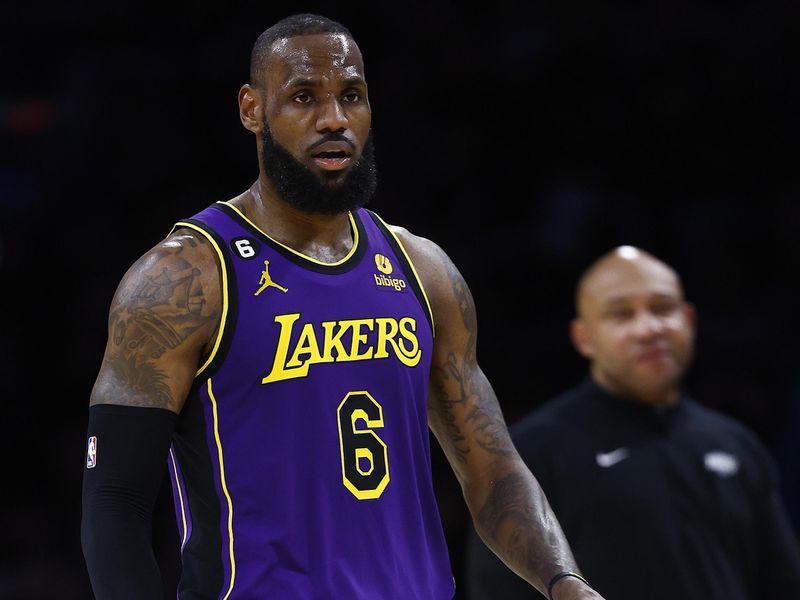 Lakers' Streak Halted at Toyota Center Despite Fierce Rally