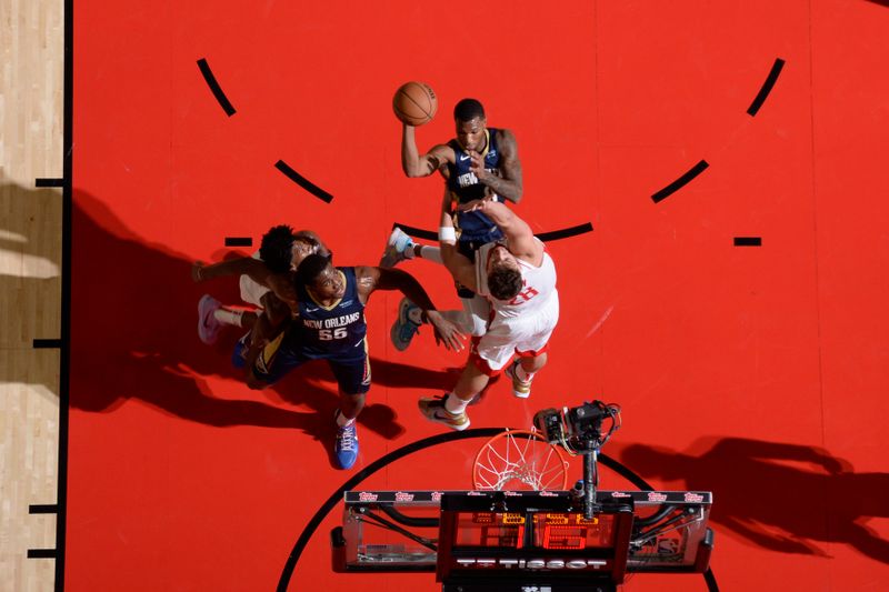 HOUSTON, TX - OCTOBER 15: Jamal Cain #8 of the New Orleans Pelicans shoots the ball during the game against the Houston Rockets during a NBA preseason game on October 15, 2024 at the Toyota Center in Houston, Texas. NOTE TO USER: User expressly acknowledges and agrees that, by downloading and or using this photograph, User is consenting to the terms and conditions of the Getty Images License Agreement. Mandatory Copyright Notice: Copyright 2024 NBAE (Photo by Logan Riely/NBAE via Getty Images)