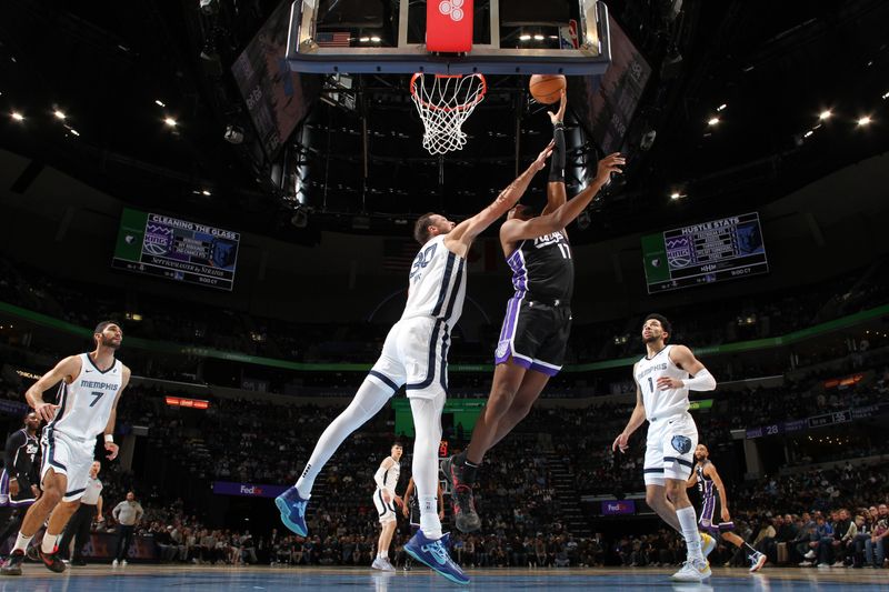 MEMPHIS, TN - DECEMBER 5: Domantas Sabonis #11 of the Sacramento Kings drives to the basket during the game against the Memphis Grizzlies on December 5, 2024 at FedExForum in Memphis, Tennessee. NOTE TO USER: User expressly acknowledges and agrees that, by downloading and or using this photograph, User is consenting to the terms and conditions of the Getty Images License Agreement. Mandatory Copyright Notice: Copyright 2024 NBAE (Photo by Joe Murphy/NBAE via Getty Images)