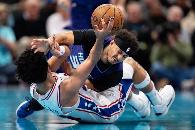 CHARLOTTE, NORTH CAROLINA - DECEMBER 03: Jared McCain #20 of the Philadelphia 76ers dives for the ball while defended by Seth Curry #30 of the Charlotte Hornets in the second quarter of the game during the Emirates NBA Cup at Spectrum Center on December 03, 2024 in Charlotte, North Carolina. NOTE TO USER: User expressly acknowledges and agrees that, by downloading and or using this photograph, User is consenting to the terms and conditions of the Getty Images License Agreement. (Photo by Jacob Kupferman/Getty Images)