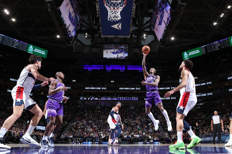 SALT LAKE CITY, UT - MARCH 4:  Jordan Clarkson #00 of the Utah Jazz drives to the basket during the game against the Washington Wizards on March 4, 2024 at vivint.SmartHome Arena in Salt Lake City, Utah. NOTE TO USER: User expressly acknowledges and agrees that, by downloading and or using this Photograph, User is consenting to the terms and conditions of the Getty Images License Agreement. Mandatory Copyright Notice: Copyright 2024 NBAE (Photo by Melissa Majchrzak/NBAE via Getty Images)