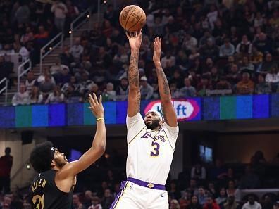 CLEVELAND, OH - NOVEMBER 25: Anthony Davis #3 of the Los Angeles Lakers shoots the ball during the game against the Cleveland Cavaliers on November 25, 2023 at Rocket Mortgage FieldHouse in Cleveland, Ohio. NOTE TO USER: User expressly acknowledges and agrees that, by downloading and/or using this Photograph, user is consenting to the terms and conditions of the Getty Images License Agreement. Mandatory Copyright Notice: Copyright 2023 NBAE (Photo by  Lauren Leigh Bacho/NBAE via Getty Images)