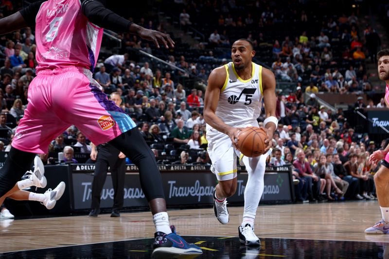 SALT LAKE CITY, UT - OCTOBER 16: Talen Horton-Tucker #5 of the Utah Jazz drives to the basket during the preseason game on October 16, 2023 at vivint.SmartHome Arena in Salt Lake City, Utah. NOTE TO USER: User expressly acknowledges and agrees that, by downloading and or using this Photograph, User is consenting to the terms and conditions of the Getty Images License Agreement. Mandatory Copyright Notice: Copyright 2023 NBAE (Photo by Melissa Majchrzak/NBAE via Getty Images)