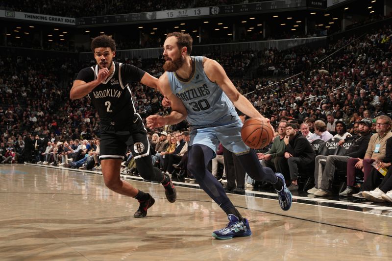 BROOKLYN, NY - NOVEMBER 4: Jay Huff #30 of the Memphis Grizzlies dribbles the ball during the game against the Brooklyn Nets on November 4, 2024 at Barclays Center in Brooklyn, New York. NOTE TO USER: User expressly acknowledges and agrees that, by downloading and or using this Photograph, user is consenting to the terms and conditions of the Getty Images License Agreement. Mandatory Copyright Notice: Copyright 2024 NBAE (Photo by Jesse D. Garrabrant/NBAE via Getty Images)