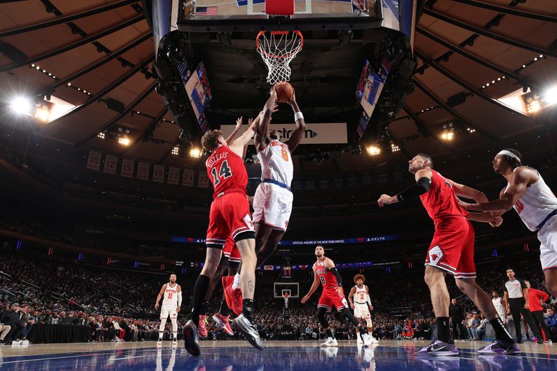 NEW YORK, NY - NOVEMBER 13: OG Anunoby #8 of the New York Knicks drives to the basket during the game against the Chicago Bulls on November 13, 2024 at Madison Square Garden in New York City, New York.  NOTE TO USER: User expressly acknowledges and agrees that, by downloading and or using this photograph, User is consenting to the terms and conditions of the Getty Images License Agreement. Mandatory Copyright Notice: Copyright 2024 NBAE  (Photo by Joe Murphy/NBAE via Getty Images)