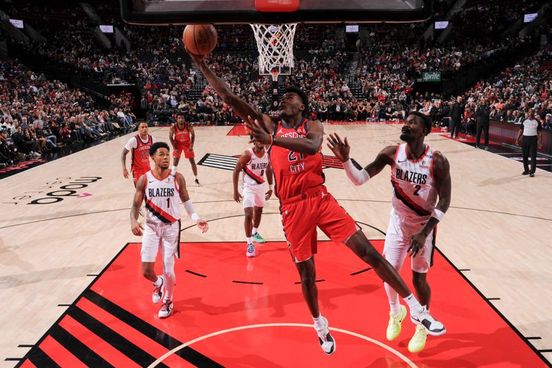 PORTLAND, OR - OCTOBER 27: Yves Missi #21 of the New Orleans Pelicans drives to the basket during the game against the Portland Trail Blazers on October 27, 2024 at the Moda Center Arena in Portland, Oregon. NOTE TO USER: User expressly acknowledges and agrees that, by downloading and or using this photograph, user is consenting to the terms and conditions of the Getty Images License Agreement. Mandatory Copyright Notice: Copyright 2024 NBAE (Photo by Cameron Browne/NBAE via Getty Images)