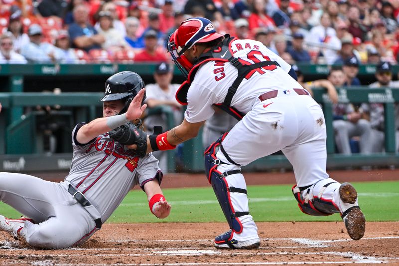 Jun 26, 2024; St. Louis, Missouri, USA;  St. Louis Cardinals catcher Willson Contreras (40) tags out Atlanta Braves shortstop Zack Short (59) during the second inning at Busch Stadium. Mandatory Credit: Jeff Curry-USA TODAY Sports