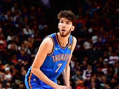 PHOENIX, AZ - NOVEMBER 12: Chet Holmgren #7 of the Oklahoma City Thunder looks to shoot the ball during the game against the Phoenix Suns on November 12, 2023 at Footprint Center in Phoenix, Arizona. NOTE TO USER: User expressly acknowledges and agrees that, by downloading and or using this photograph, user is consenting to the terms and conditions of the Getty Images License Agreement. Mandatory Copyright Notice: Copyright 2023 NBAE (Photo by Barry Gossage/NBAE via Getty Images)