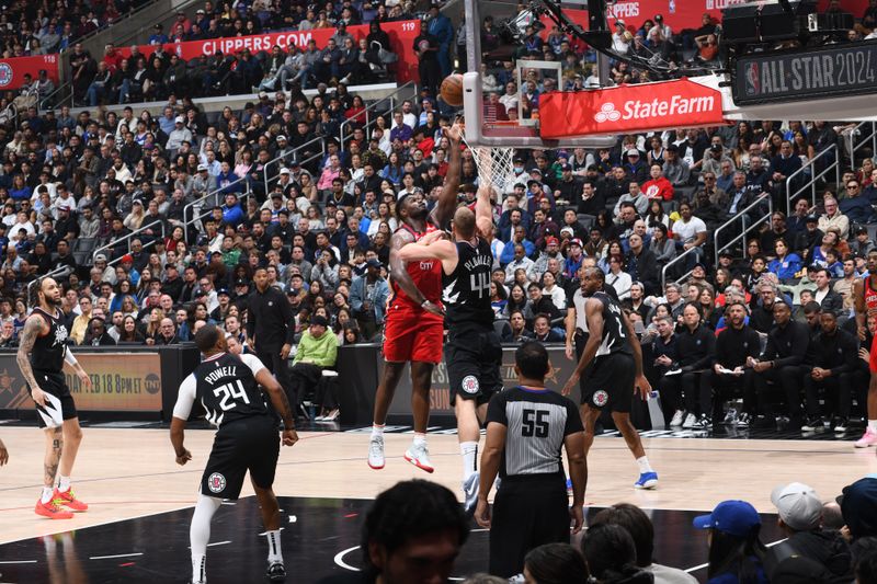 LOS ANGELES, CA - FEBRUARY 7: Zion Williamson #1 of the New Orleans Pelicans shoots the ball during the game against the LA Clippers on February 7, 2024 at Crypto.Com Arena in Los Angeles, California. NOTE TO USER: User expressly acknowledges and agrees that, by downloading and/or using this Photograph, user is consenting to the terms and conditions of the Getty Images License Agreement. Mandatory Copyright Notice: Copyright 2024 NBAE (Photo by Andrew D. Bernstein/NBAE via Getty Images)