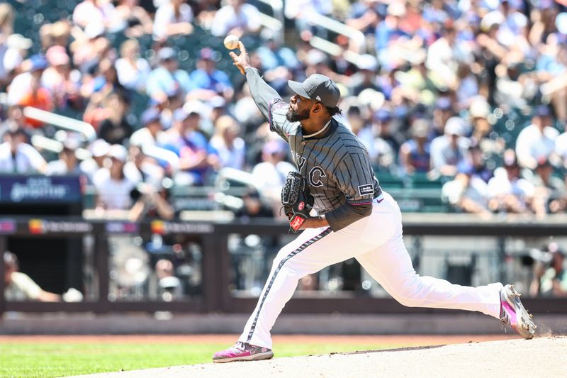 May 25, 2024; New York City, New York, USA;  New York Mets starting pitcher Luis Severino (40) pitches in the first inning against the San Francisco Giants at Citi Field. Mandatory Credit: Wendell Cruz-USA TODAY Sports