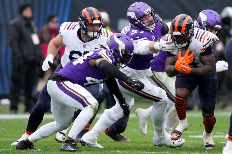 Chicago Bears running back D'Andre Swift carries during the second half of an NFL football game against the Minnesota Vikings, Sunday, Nov. 24, 2024, in Chicago. (AP Photo/Charles Rex Arbogast)