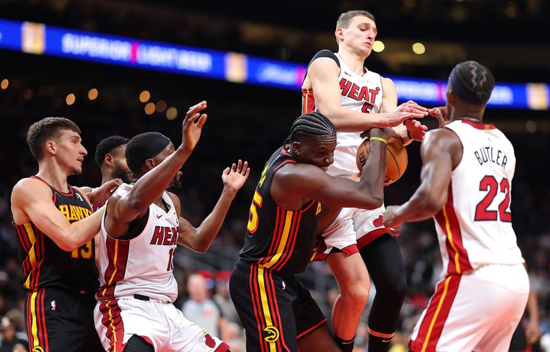 ATLANTA, GEORGIA - APRIL 09:  Clint Capela #15 of the Atlanta Hawks battles for a rebound against Nikola Jovic #5 of the Miami Heat during double overtime at State Farm Arena on April 09, 2024 in Atlanta, Georgia.  NOTE TO USER: User expressly acknowledges and agrees that, by downloading and/or using this photograph, user is consenting to the terms and conditions of the Getty Images License Agreement.  (Photo by Kevin C. Cox/Getty Images)