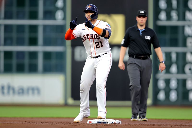 Giants Gear Up for Strategic Battle Against Astros: Odds Favor Home Advantage