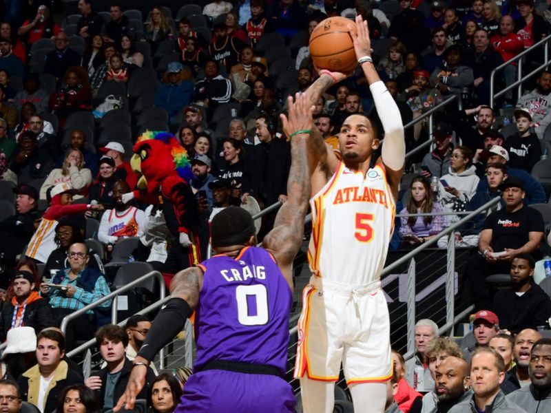 ATLANTA, GA - FEBRUARY 9: Dejounte Murray #5 of the Atlanta Hawks shoots a three point basket during the game against the Phoenix Suns on February 9, 2023 at State Farm Arena in Atlanta, Georgia.  NOTE TO USER: User expressly acknowledges and agrees that, by downloading and/or using this Photograph, user is consenting to the terms and conditions of the Getty Images License Agreement. Mandatory Copyright Notice: Copyright 2023 NBAE (Photo by Scott Cunningham/NBAE via Getty Images)