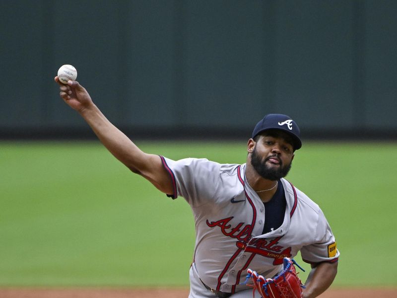 Jun 26, 2024; St. Louis, Missouri, USA;  Atlanta Braves starting pitcher Reynaldo Lopez (40) pitches against the St. Louis Cardinals during the fifth inning at Busch Stadium. Mandatory Credit: Jeff Curry-USA TODAY Sports