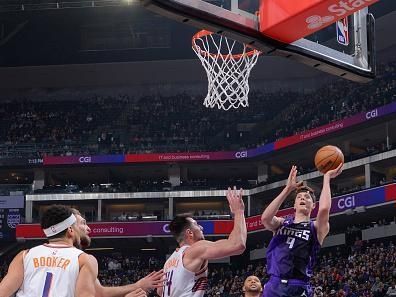 SACRAMENTO, CA - DECEMBER 22:  Kevin Huerter #9 of the Sacramento Kings goes to the basket during the game on December 22, 2023 at Golden 1 Center in Sacramento, California. NOTE TO USER: User expressly acknowledges and agrees that, by downloading and or using this Photograph, user is consenting to the terms and conditions of the Getty Images License Agreement. Mandatory Copyright Notice: Copyright 2023 NBAE (Photo by Rocky Widner/NBAE via Getty Images)