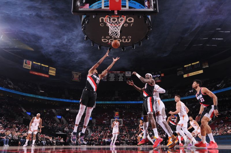 PORTLAND, OR - JANUARY 14: Jabari Walker #34 of the Portland Trail Blazers rebounds the ball during the game against the Phoenix Suns on January 14, 2024 at the Moda Center Arena in Portland, Oregon. NOTE TO USER: User expressly acknowledges and agrees that, by downloading and or using this photograph, user is consenting to the terms and conditions of the Getty Images License Agreement. Mandatory Copyright Notice: Copyright 2024 NBAE (Photo by Cameron Browne/NBAE via Getty Images)