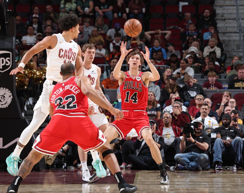 CLEVELAND, OH - OCTOBER 8: Matas Buzelis #14 of Chicago Bulls catches a pass against the Cleveland Cavaliers on October 8, 2024 at Rocket Mortgage FieldHouse in Cleveland, Ohio. NOTE TO USER: User expressly acknowledges and agrees that, by downloading and/or using this Photograph, user is consenting to the terms and conditions of the Getty Images License Agreement. Mandatory Copyright Notice: Copyright 2024 NBAE (Photo by Jeff Haynes/NBAE via Getty Images)