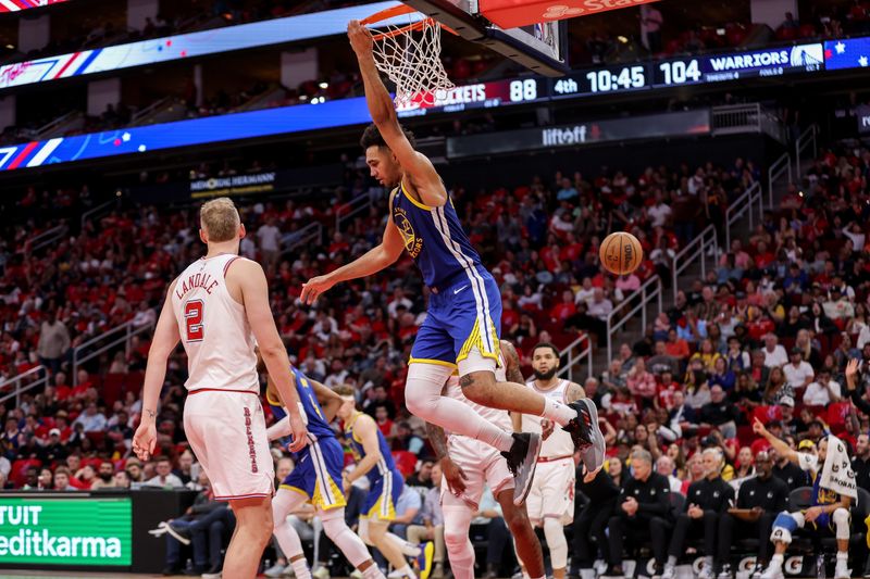 HOUSTON, TEXAS - APRIL 04: Trayce Jackson-Davis #32 of the Golden State Warriors dunks the ball in the second half against the Houston Rockets at Toyota Center on April 04, 2024 in Houston, Texas.  NOTE TO USER: User expressly acknowledges and agrees that, by downloading and or using this photograph, User is consenting to the terms and conditions of the Getty Images License Agreement. (Photo by Tim Warner/Getty Images)