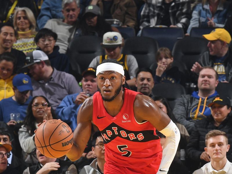 SAN FRANCISCO, CA - MARCH 20: Immanuel Quickley #5 of the Toronto Raptors brings the ball up court during the game against the Golden State Warriors on March 20, 2025 at Chase Center in San Francisco, California. NOTE TO USER: User expressly acknowledges and agrees that, by downloading and or using this photograph, user is consenting to the terms and conditions of Getty Images License Agreement. Mandatory Copyright Notice: Copyright 2025 NBAE(Photo by Noah Graham/NBAE via Getty Images)