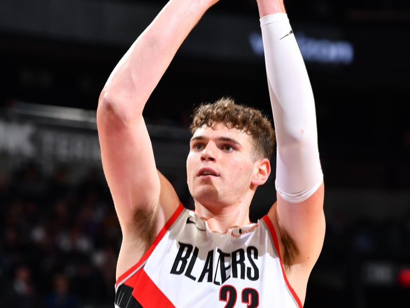 PHOENIX, AZ - NOVEMBER 2: Donovan Clingan #23 of the Portland Trail Blazers shoots the ball during the game against the Phoenix Suns on November 2, 2024 at Footprint Center in Phoenix, Arizona. NOTE TO USER: User expressly acknowledges and agrees that, by downloading and or using this photograph, user is consenting to the terms and conditions of the Getty Images License Agreement. Mandatory Copyright Notice: Copyright 2024 NBAE (Photo by Barry Gossage/NBAE via Getty Images)