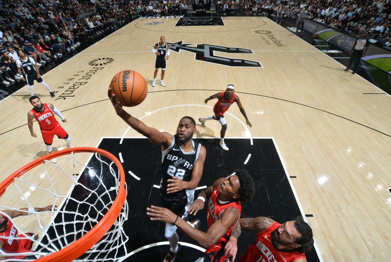 SAN ANTONIO, TX - OCTOBER 28: Malaki Branham #22 of the San Antonio Spurs drives to the basket during the game against the Houston Rockets during a regular season game on October 28, 2024 at the Frost Bank Center in San Antonio, Texas. NOTE TO USER: User expressly acknowledges and agrees that, by downloading and or using this photograph, user is consenting to the terms and conditions of the Getty Images License Agreement. Mandatory Copyright Notice: Copyright 2024 NBAE (Photos by Michael Gonzales/NBAE via Getty Images)