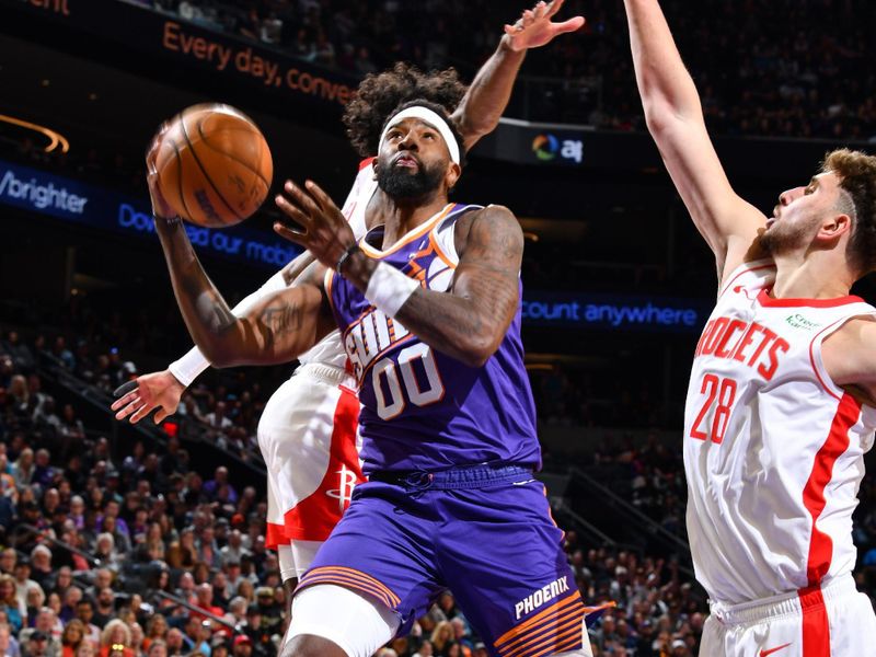 PHOENIX, AZ - MARCH 2: Royce O'Neale #00 of the Phoenix Suns shoots the ball during the game against the Houston Rockets on March 2, 2024 at Footprint Center in Phoenix, Arizona. NOTE TO USER: User expressly acknowledges and agrees that, by downloading and or using this photograph, user is consenting to the terms and conditions of the Getty Images License Agreement. Mandatory Copyright Notice: Copyright 2024 NBAE (Photo by Barry Gossage/NBAE via Getty Images)