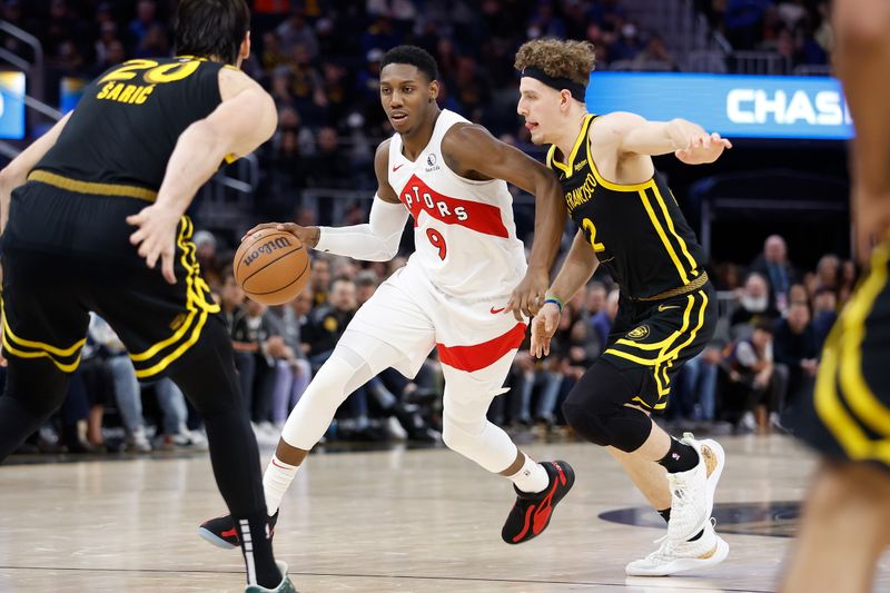 SAN FRANCISCO, CALIFORNIA - JANUARY 07: RJ Barrett #9 of the Toronto Raptors drives to the basket against Brandin Podziemski #2 and Dario Saric #20 of the Golden State Warriors in the fourth quarter at Chase Center on January 07, 2024 in San Francisco, California. NOTE TO USER: User expressly acknowledges and agrees that, by downloading and or using this photograph, User is consenting to the terms and conditions of the Getty Images License Agreement. (Photo by Lachlan Cunningham/Getty Images)