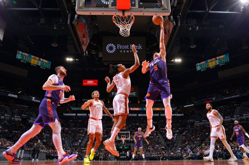 SAN ANTONIO, TX - MARCH 25: Grayson Allen #8 of the Phoenix Suns drives to the basket during the game against the San Antonio Spurs on March 25, 2024 at the AT&T Center in San Antonio, Texas. NOTE TO USER: User expressly acknowledges and agrees that, by downloading and or using this photograph, user is consenting to the terms and conditions of the Getty Images License Agreement. Mandatory Copyright Notice: Copyright 2024 NBAE (Photos by Jesse D. Garrabrant/NBAE via Getty Images)