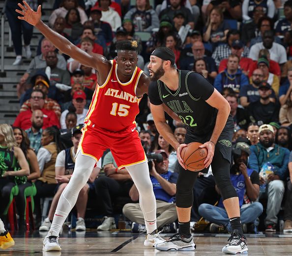 NEW ORLEANS, LA - NOVEMBER 4: Larry Nance Jr. #22 of the New Orleans Pelicans looks to pass the ball during the game against the Atlanta Hawks on November 4, 2023 at the Smoothie King Center in New Orleans, Louisiana. NOTE TO USER: User expressly acknowledges and agrees that, by downloading and or using this Photograph, user is consenting to the terms and conditions of the Getty Images License Agreement. Mandatory Copyright Notice: Copyright 2023 NBAE (Photo by Layne Murdoch Jr./NBAE via Getty Images)