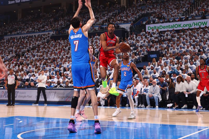 OKLAHOMA CITY, OK - APRIL 24: Trey Murphy III #25 of the New Orleans Pelicans looks to pass the ball during the game against the Oklahoma City Thunder during Round 1 Game 2 of the 2024 NBA Playoffs on April 24, 2024 at Paycom Arena in Oklahoma City, Oklahoma. NOTE TO USER: User expressly acknowledges and agrees that, by downloading and or using this photograph, User is consenting to the terms and conditions of the Getty Images License Agreement. Mandatory Copyright Notice: Copyright 2024 NBAE (Photo by Zach Beeker/NBAE via Getty Images)