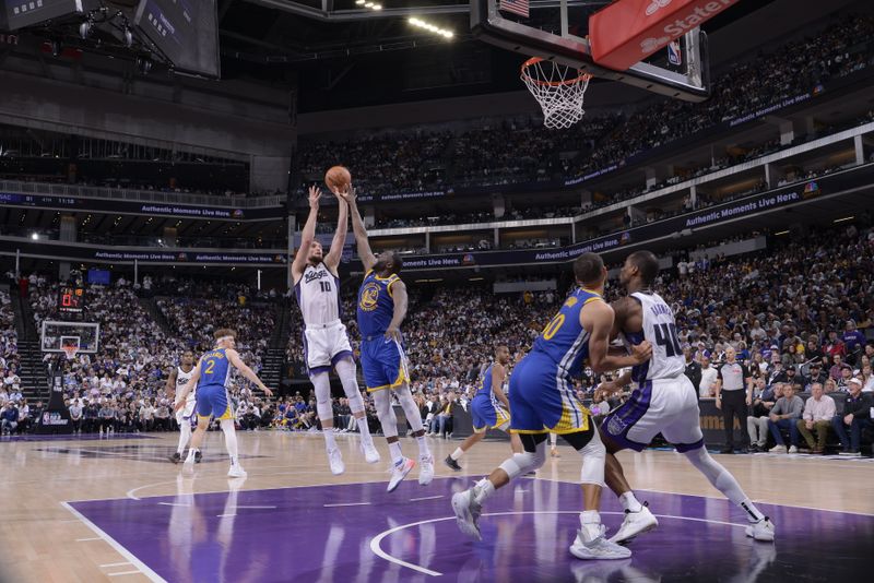 SACRAMENTO, CA - APRIL 16: Domantas Sabonis #10 of the Sacramento Kings shoots the ball during the game against the Golden State Warriors during the 2024 Play-In Tournament on April 16, 2024 at Golden 1 Center in Sacramento, California. NOTE TO USER: User expressly acknowledges and agrees that, by downloading and or using this Photograph, user is consenting to the terms and conditions of the Getty Images License Agreement. Mandatory Copyright Notice: Copyright 2024 NBAE (Photo by Rocky Widner/NBAE via Getty Images)