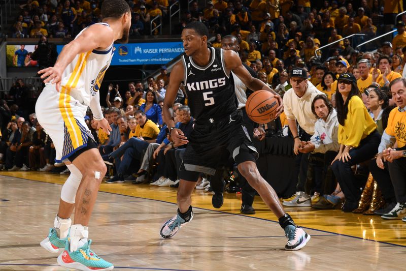 SAN FRANCISCO, CA - APRIL 23: De'Aaron Fox #5 of the Sacramento Kings dribbles the ball during the game against the Golden State Warriors during Round One Game Four of the 2023 NBA Playoffs on April 23, 2023 at Chase Center in San Francisco, California. NOTE TO USER: User expressly acknowledges and agrees that, by downloading and or using this photograph, user is consenting to the terms and conditions of Getty Images License Agreement. Mandatory Copyright Notice: Copyright 2023 NBAE (Photo by Noah Graham/NBAE via Getty Images)